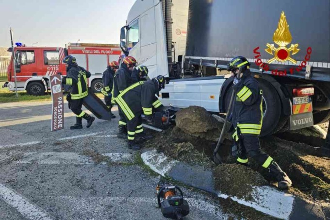 Tamponamento fra autoarticolati a Santhià vicino al casello autostradale