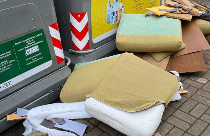 Via Ariosto visitata dall’imbecille della settimana