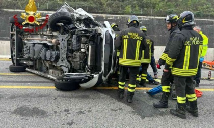 Furgone si ribalta sulla A5: un ferito incastrato nelle lamiere