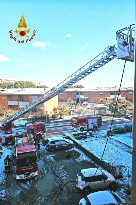 Abitazione a fuoco a Santhià: soccorsa una persona