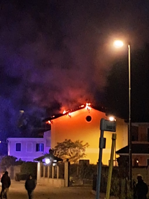 A fuoco il tetto di un’abitazione a Desana – video