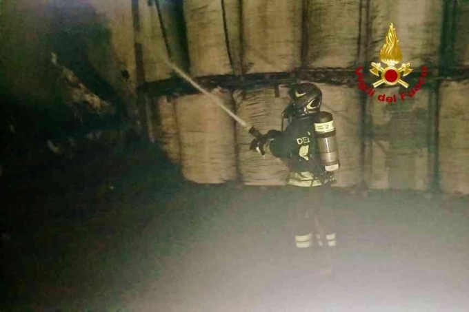 Stabilimento di Trino in fiamme: intervento dei vigili del fuoco