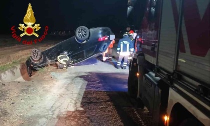 Incidente stradale a Pezzana: auto finisce nella roggia