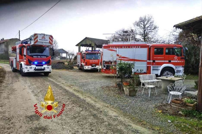 Canna fumaria a fuoco alla cascina Naja di Tronzano