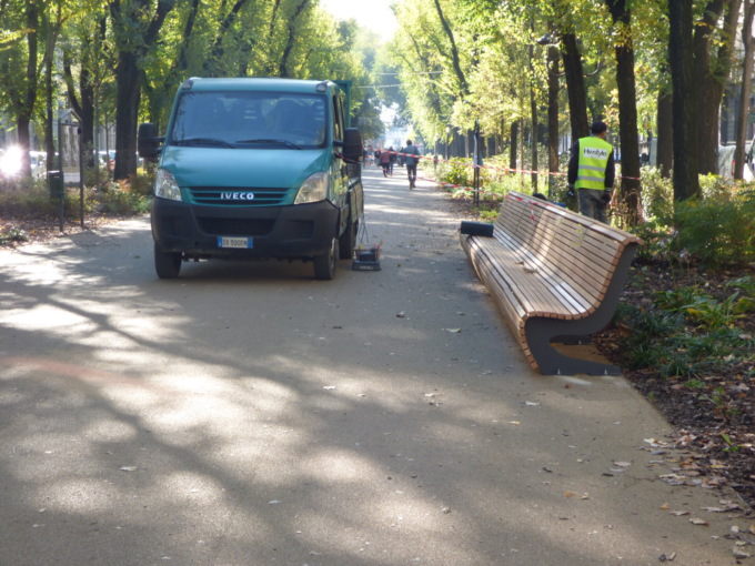 Le panchine di Viale Garibaldi, belle, ma senza apparente logica