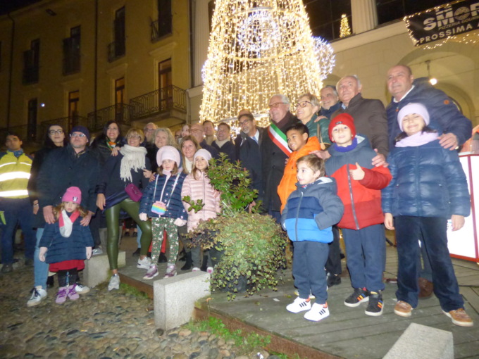 Luci sul Natale a Vercelli: accese le luminarie – video