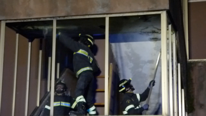 Crollo nelle case Atc di via Egitto: un ferito e palazzo a rischio inagibilità