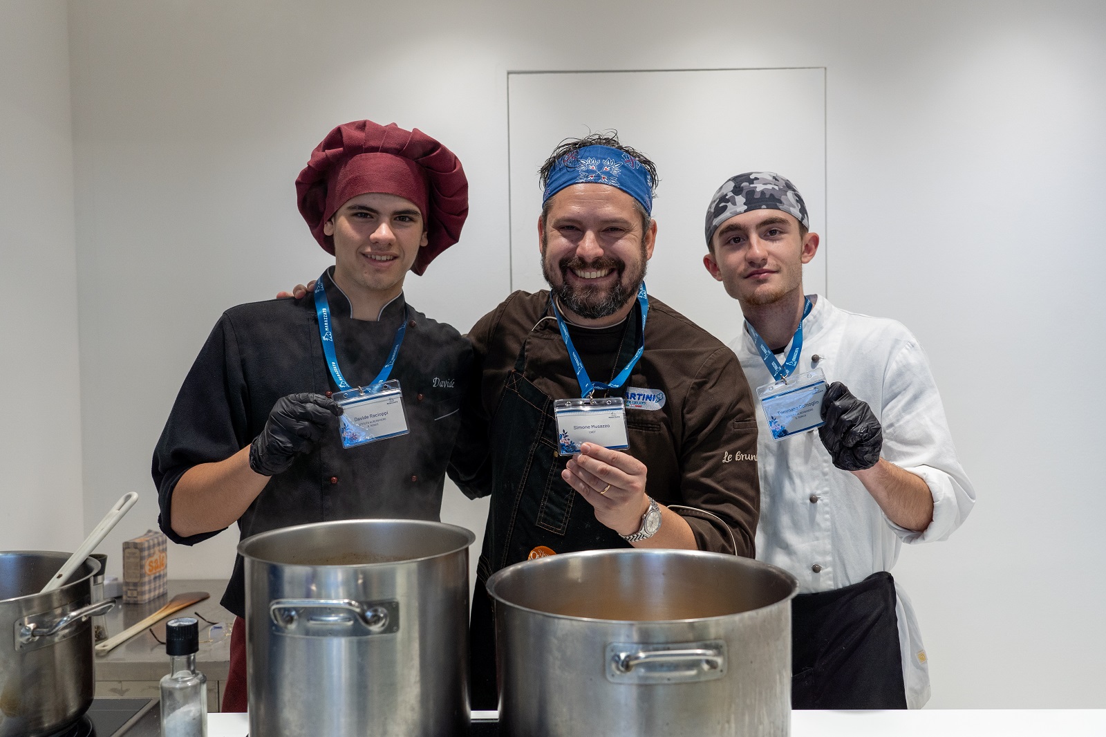 Simone Musazzo (al centro) con Davide Racioppi e Tommaso Comoglio della alberghiera S.Ronco_