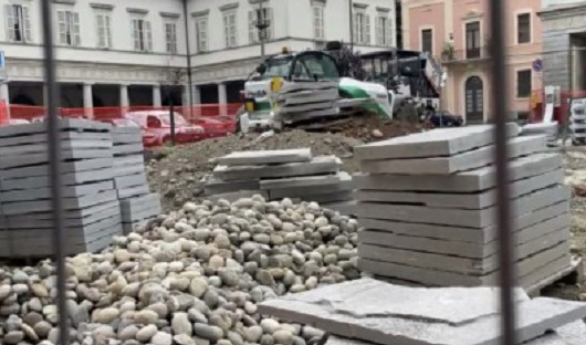 Piazza Municipio: riapre una parte e si chiude l’altra