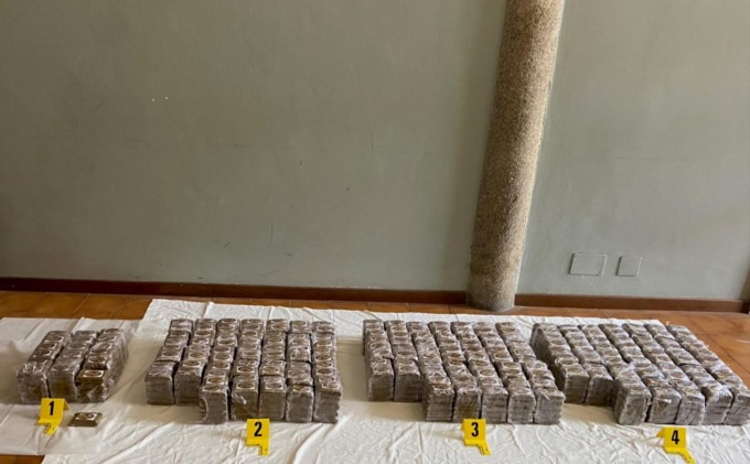 Si ribalta in A4 a Borgo d’Ale e fugge, nella vettura 108 kg di droga