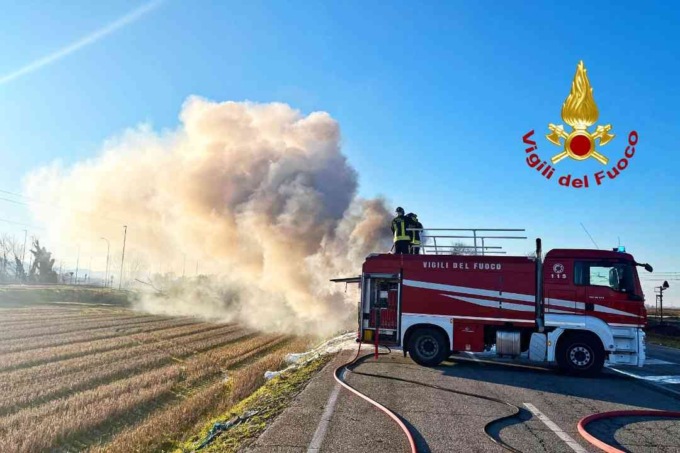 Ancora un veicolo in fiamme, questa volta un camion tra Tricerro e Trino