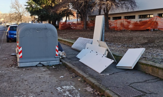 Discariche in via Zambeccari e in via Sirtica