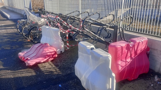 Parcheggione via Birago: solo una rastrelliera attiva per le bici
