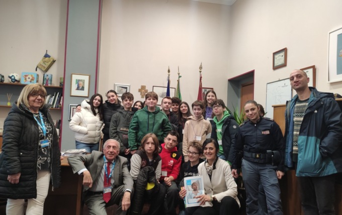Polizia e istituto Ferrari di Vercelli uniti per i valori Unicef