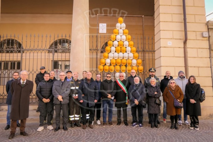 Vercelli accende il “suo” albero per la sicurezza sul lavoro