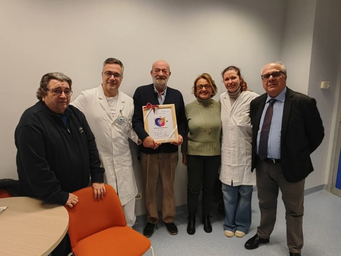 T-shirt del “Team radiodiagnostica”: scambio di doni tra Asl e Anffas Vercelli