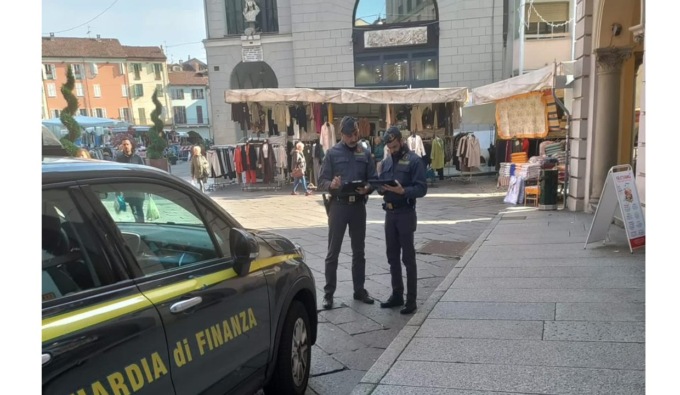 La Finanza sequestra 1.600 articoli natalizi e bigiotteria