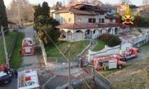 Tetto di una villa a fuoco a Roasio: nessun ferito