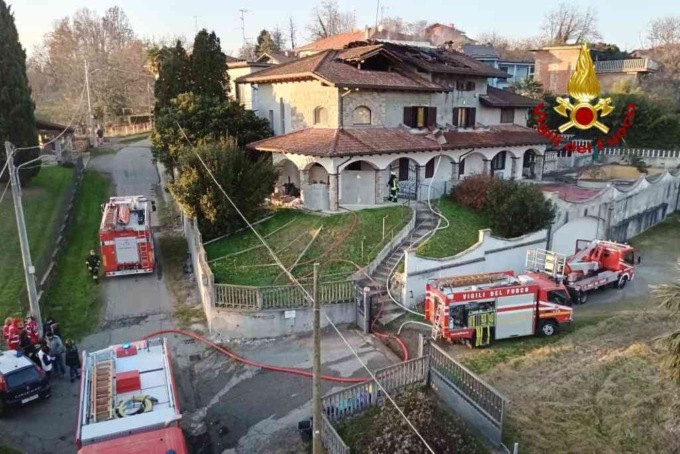 Tetto di una villa a fuoco a Roasio: nessun ferito
