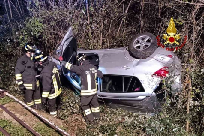 Macchina capovolta fuori strada: è successo sulla provinciale di Varallo