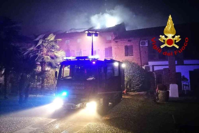 A Caresana il tetto della Tenuta Castelletto va a fuoco – il video