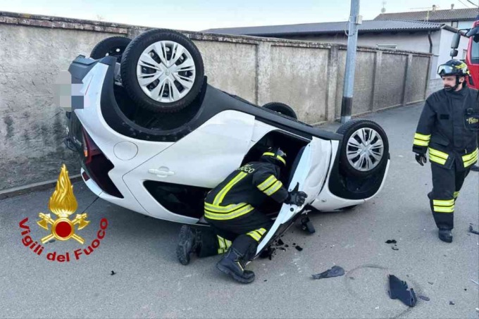 Incidente stradale ad Arborio: vettura capovolta