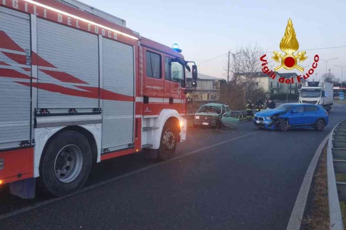 Scontro tra due auto a Crescentino: persona estratta dalle lamiere
