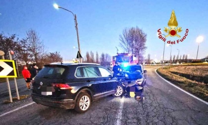 Frontale tra due auto a Larizzate: quattro feriti