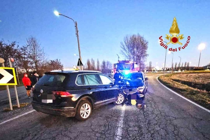 Frontale tra due auto a Larizzate: quattro feriti