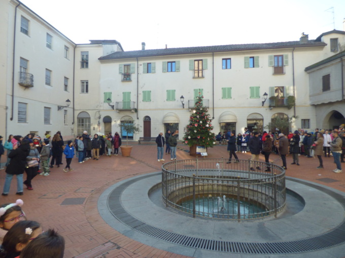 L’albero di tutti donato da Marazzato: tripudio di scolaresche per l’inaugurazione