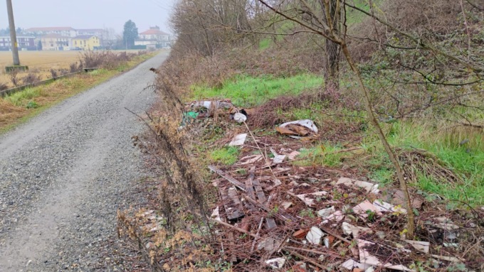 Discarica di inerti sul ciglio della tangenziale nord: allarme ecologico all’Isola