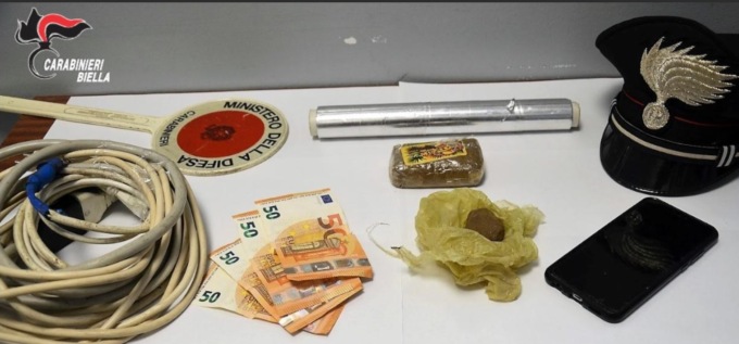 Coppia spacciava in casa: denunciato un vercellese
