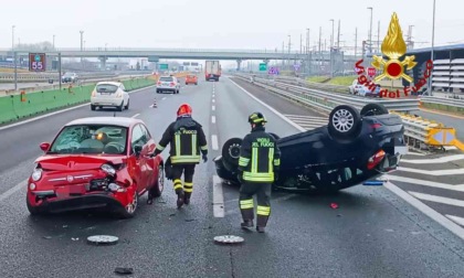 Impatto in autostrada: una delle due auto si capovolge