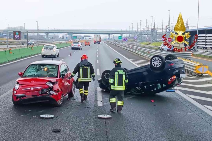 Impatto in autostrada: una delle due auto si capovolge