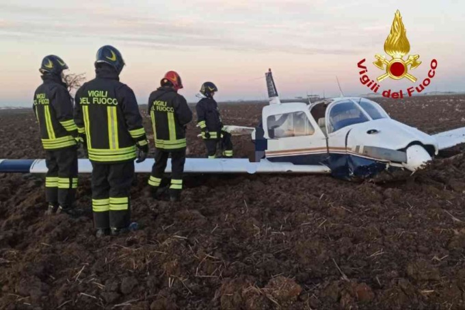 Incidente aereo a Ronsecco: atterraggio d’emergenza di un piccolo velivolo