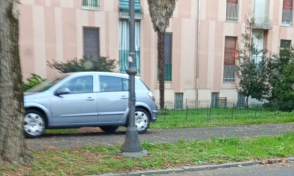 Appello da Corso Salamano: "Basta parcheggi selvaggi, i Vigili intervengano"