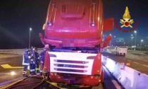 I Vigili del Fuoco spengono l'incendio ad una motrice in autostrada