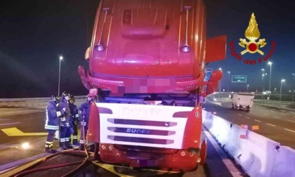 I Vigili del Fuoco spengono l'incendio ad una motrice in autostrada