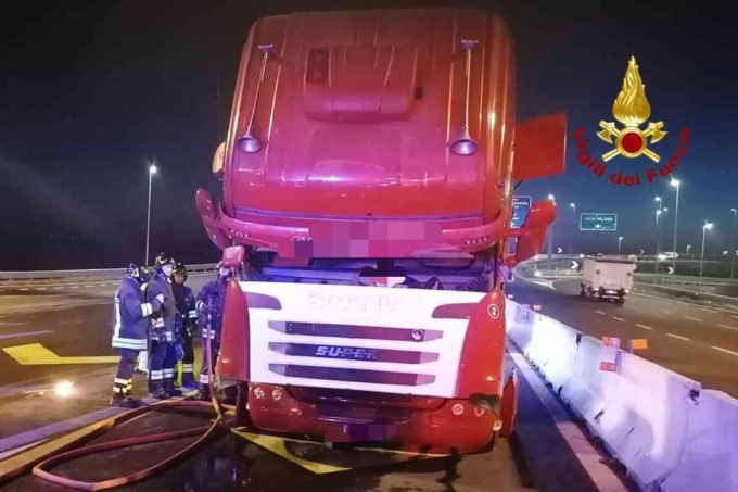 I Vigili del Fuoco spengono l’incendio ad una motrice in autostrada
