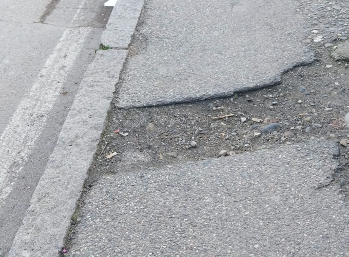 Disabile in carrozzina in difficoltà per il marciapiede di corso De Rege