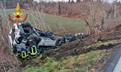 Autoarticolato si ribalta fuori strada