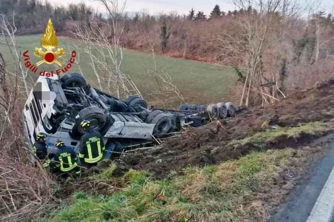 Autoarticolato si ribalta fuori strada