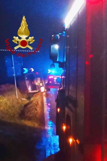 Finisce sbalzato nel fosso dopo l’uscita di strada