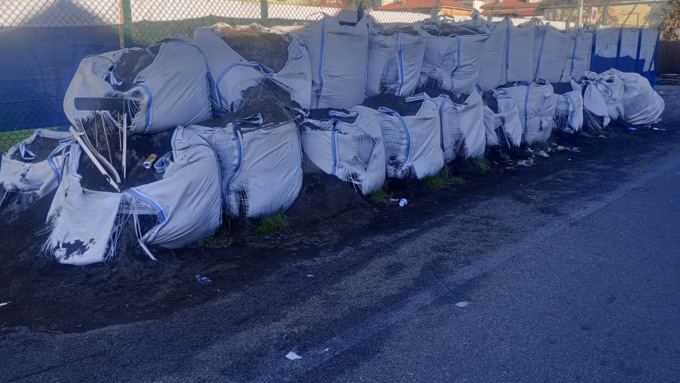 Via Vicenza: materiale stoccato per strada da anni
