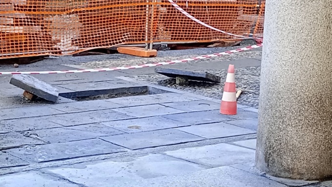 Subito “rotte” le lastre appena messe in piazza del Municipio