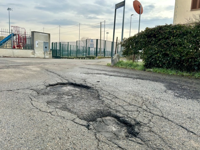 Strade groviera ovunque a Vercelli: buche (enormi) anche ai Cappuccini