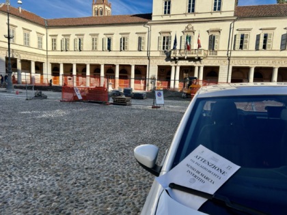 Vercelli, piazza del Municipio: cambia il senso di marcia