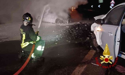 Incidente d'auto frontale e incendio in strada, intervengono i vigili del fuoco