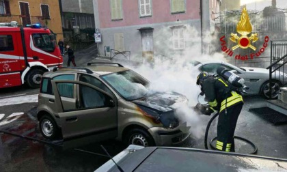 Auto prende fuoco, intervengono i vigili del fuoco