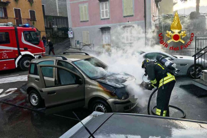 Auto prende fuoco, intervengono i vigili del fuoco
